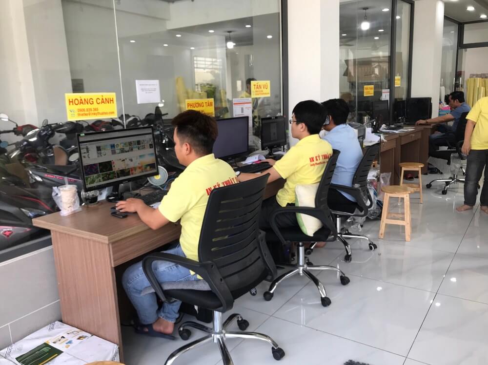 Nhân viên thiết kế đô họa in ấn tại Trung tâm thiết kế in ấn quảng cáo, in nhanh giá rẻ - 365 Lê Quang Định, phường 5, Bình Thạnh, HCM